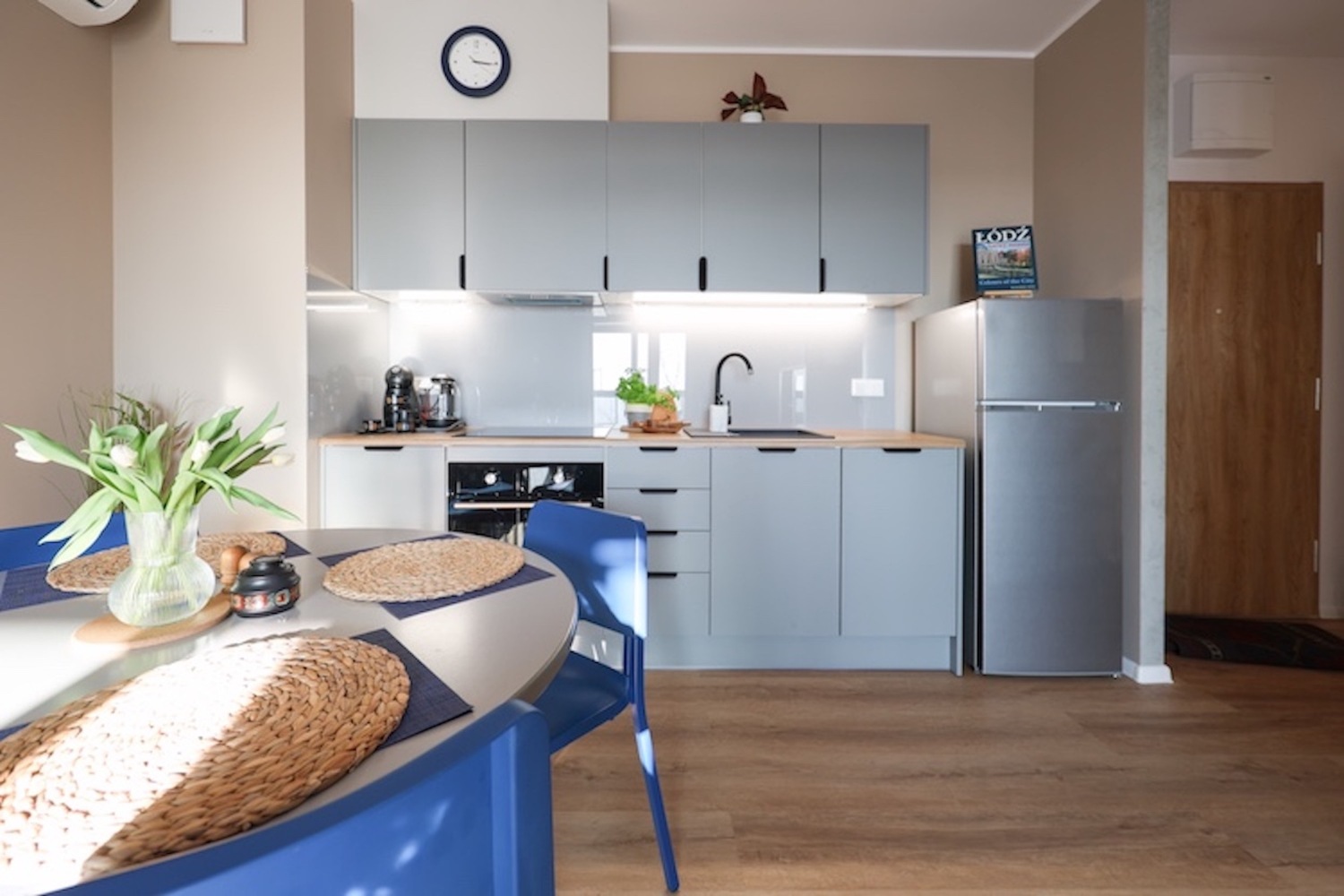 widok na kuchnię i jadalnię.jpg