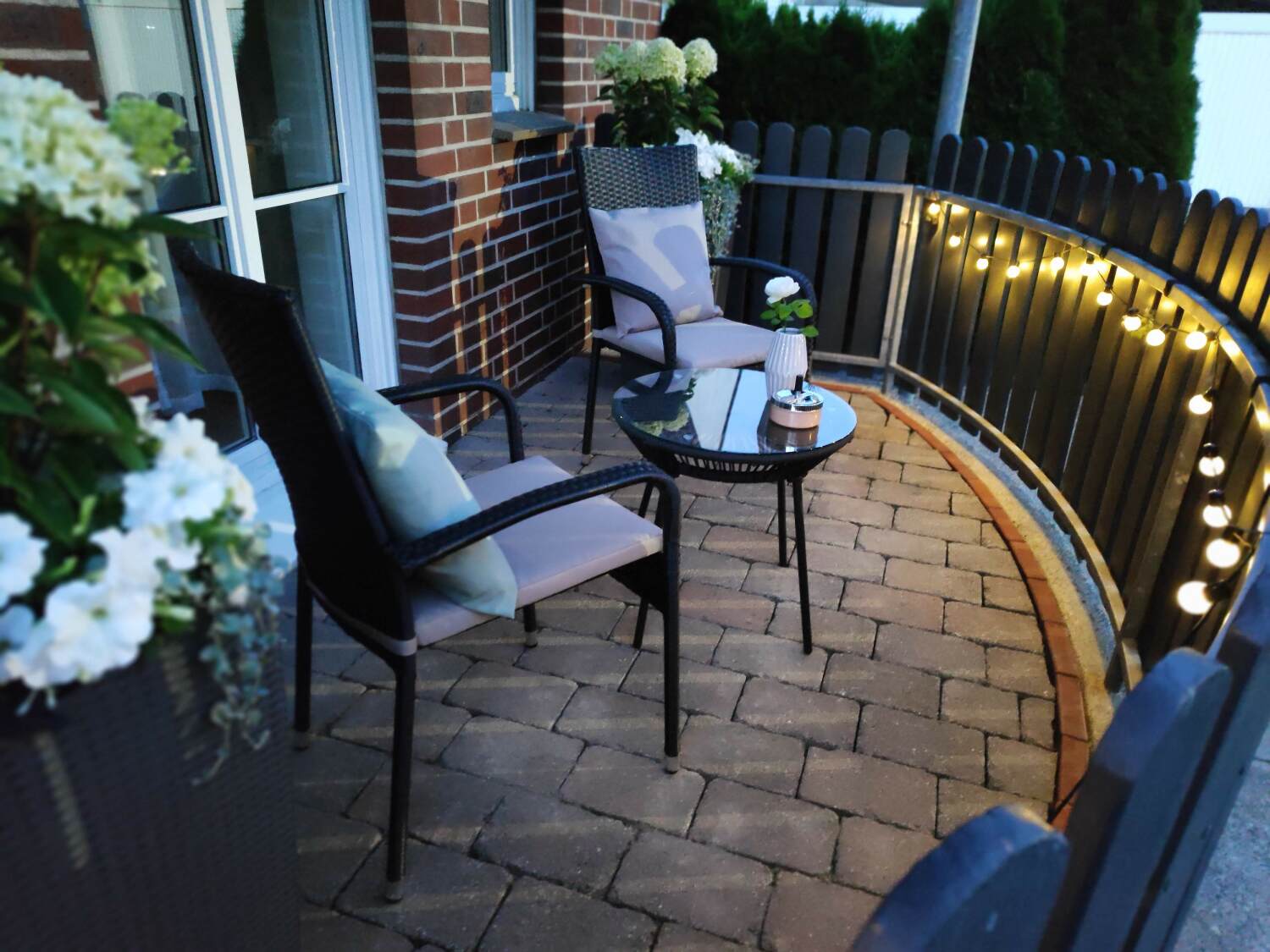 Terrasse des Apartment Marissa in Billerbeck am Abend mit Lichterkette