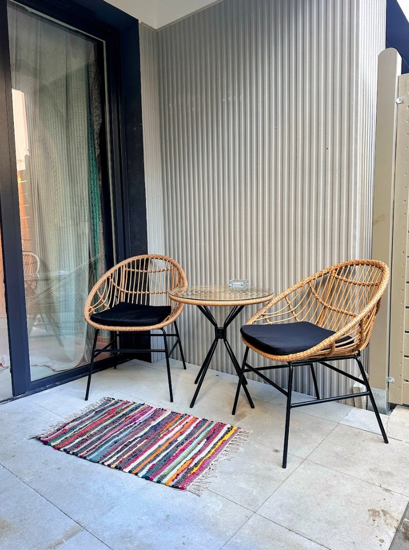 krzeselka na zewnatrz.jpg