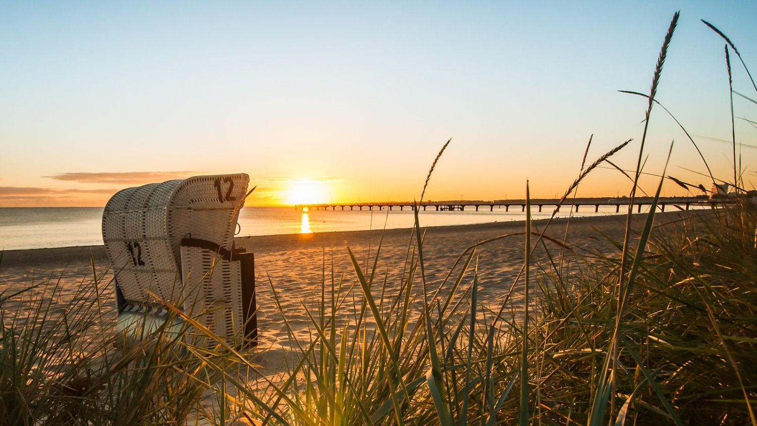 7_Ostsee Steg Strandkorb.jpg