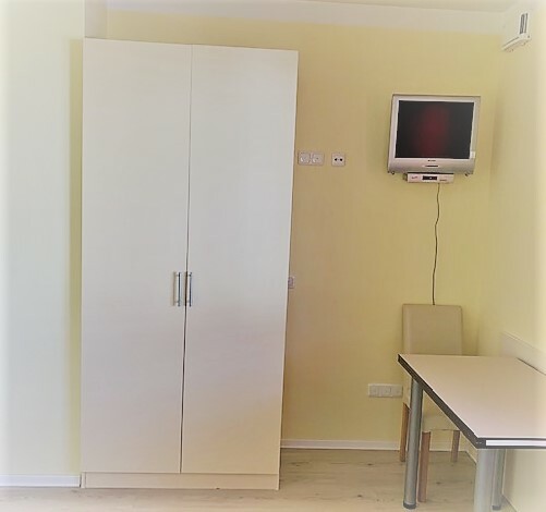 Schrank und Tisch.jpg