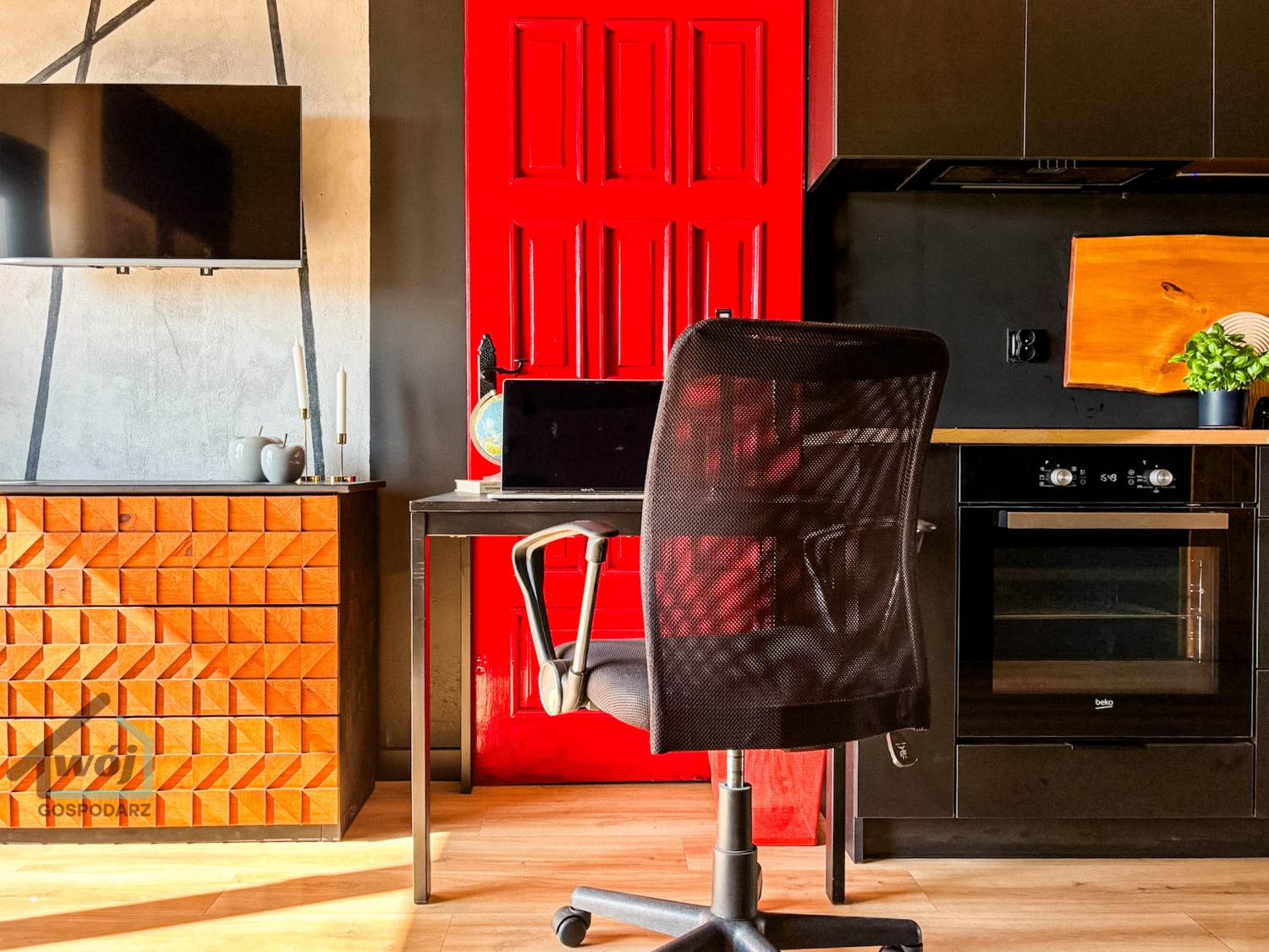 miejsce do pracy czerwone drzwi  Łódź booking airbnb.jpg