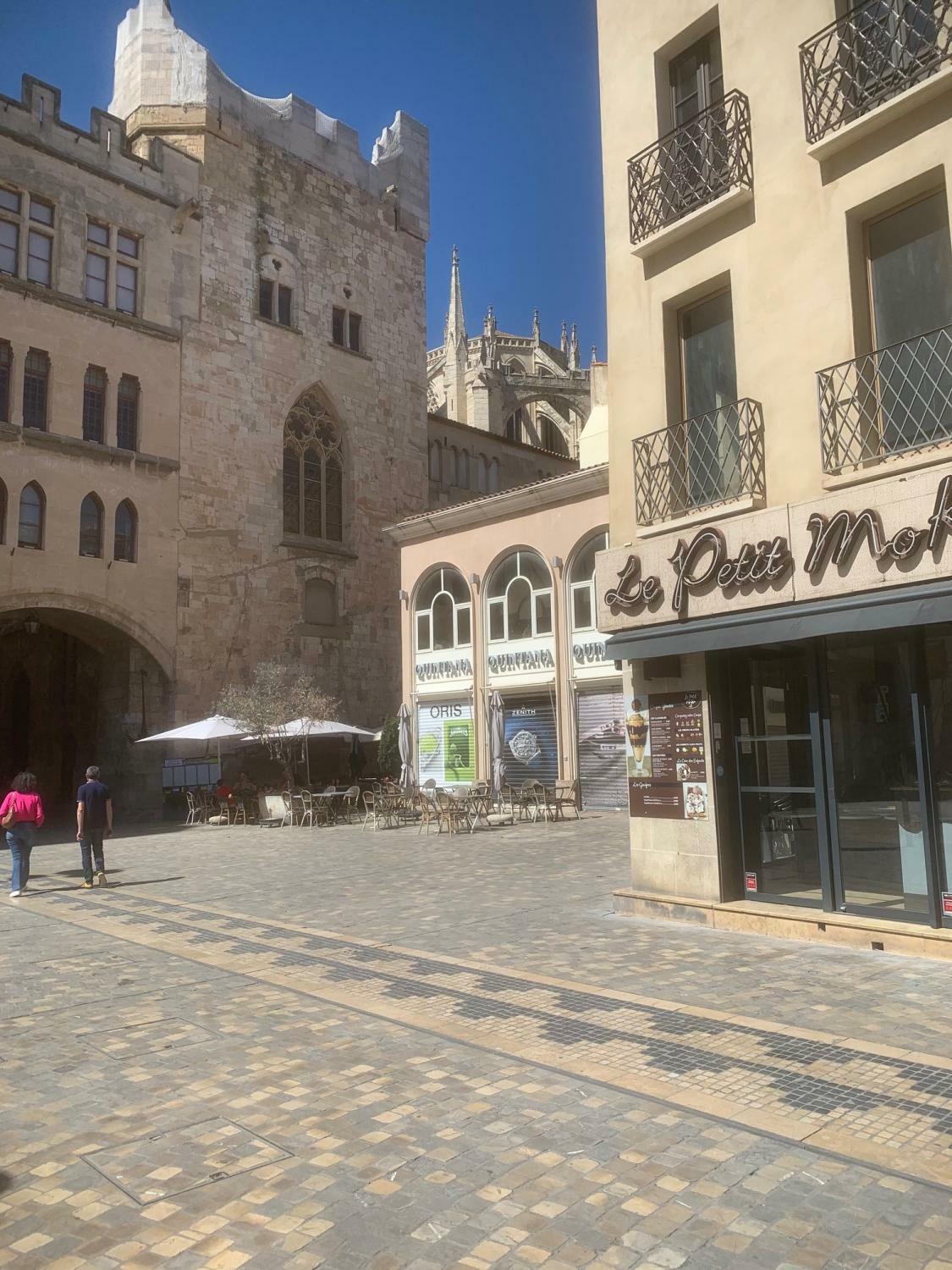 Place de l'hotel de ville à 2 pas du studo N°1.JPG
