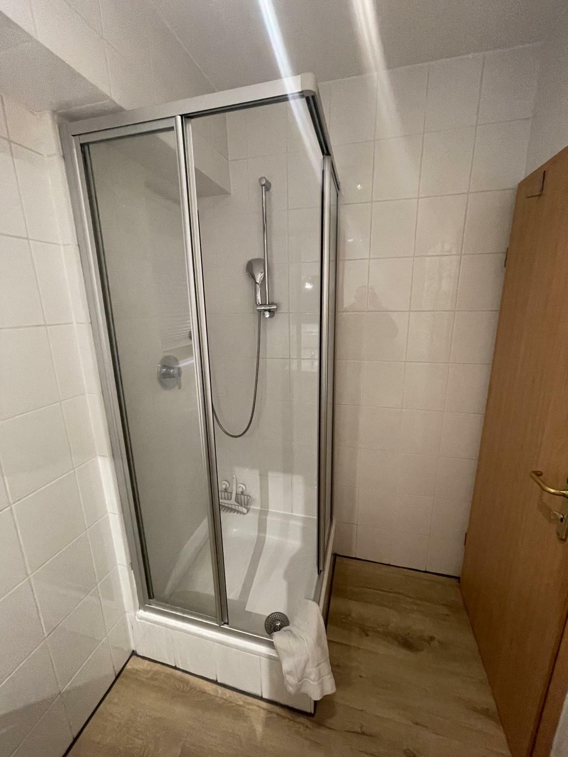 ferienwohnung_garmisch_trenkwalder_angelika_dusche_ug.JPG