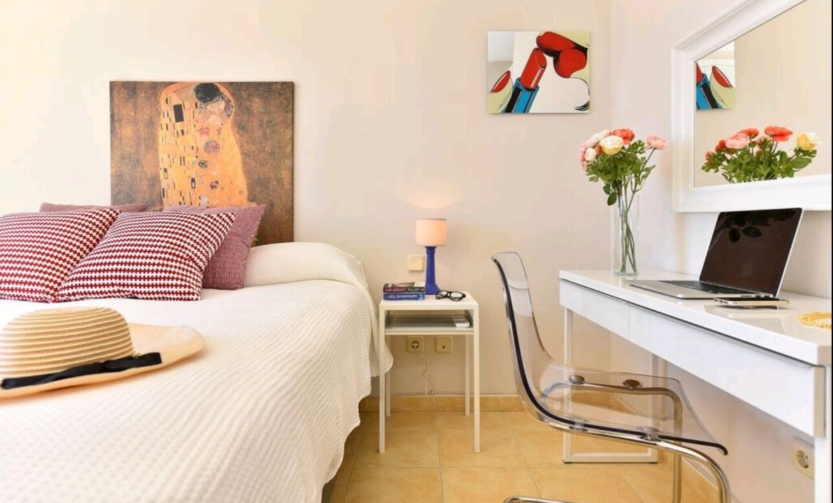 18-09-11 128  Schlafzimmer mit Kosmetiktisch.jpg