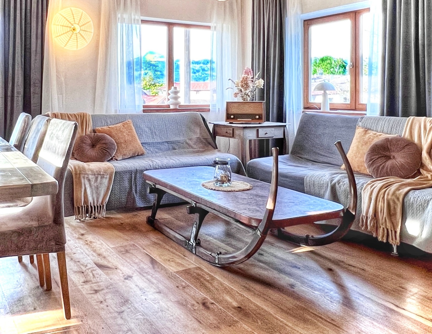 Sitzbereich  mit altem Hornschlitten  aus Familienbesitz als Tisch.JPG