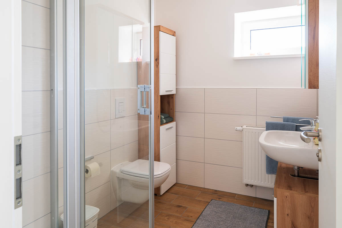 (4) Bad, Blick ins Bad.jpg