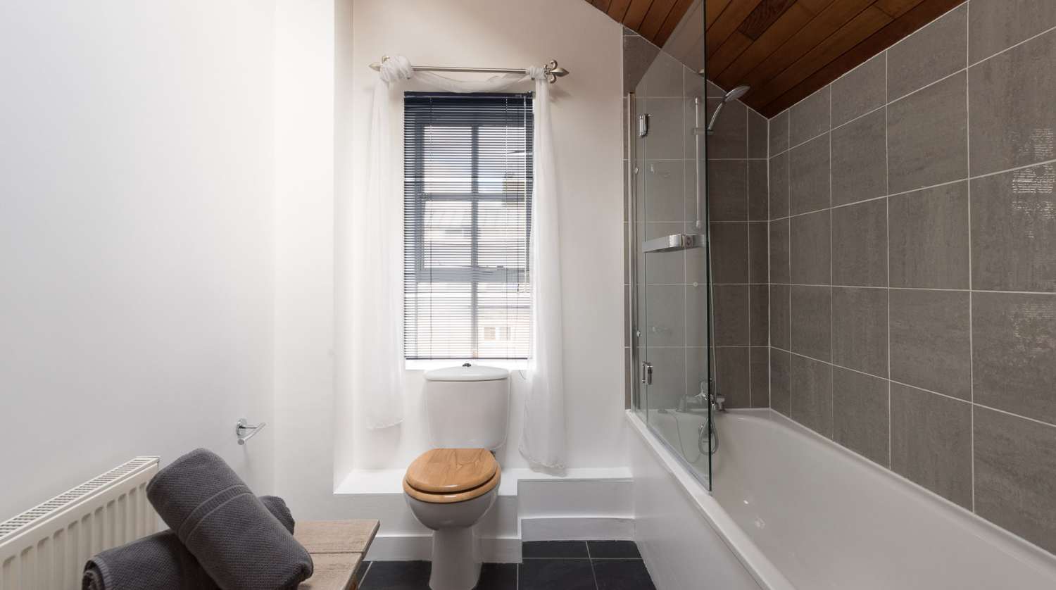 L3 ensuite bath shower toilet .jpg