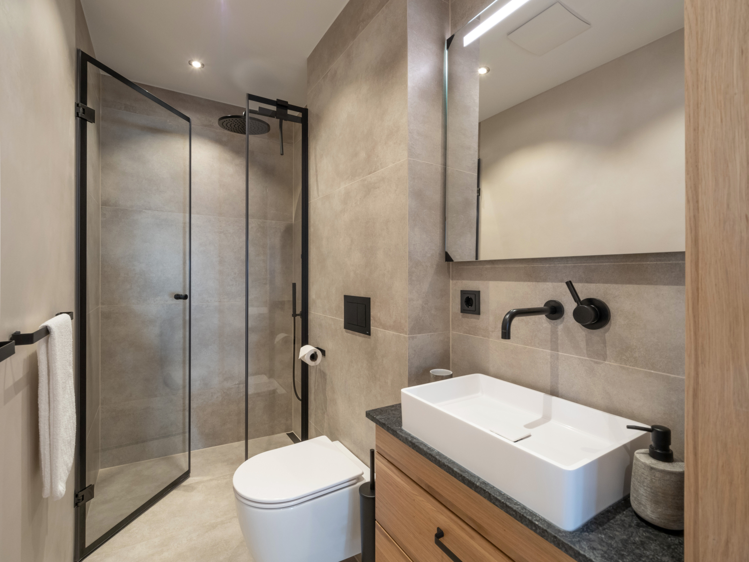 Ferienwohnung_Tirolglueck_Neubauweg_12_St_Johann_Badezimmer_1 1.JPG