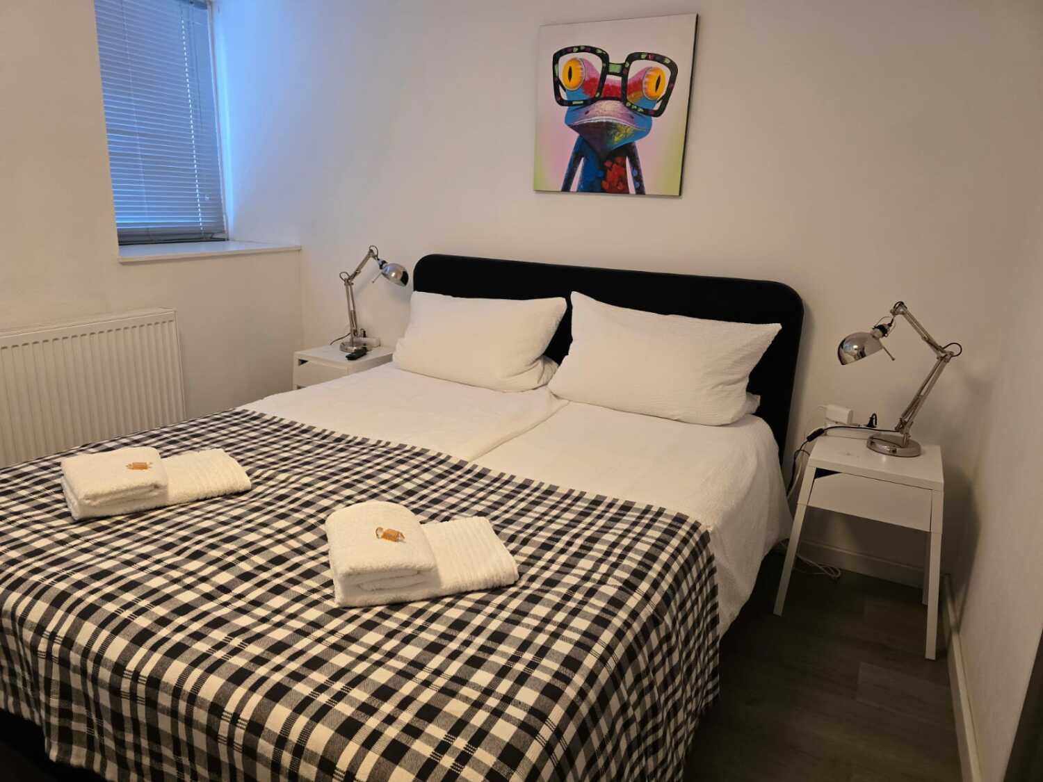 Schlafzimmer EG-Doppelbett.jpg