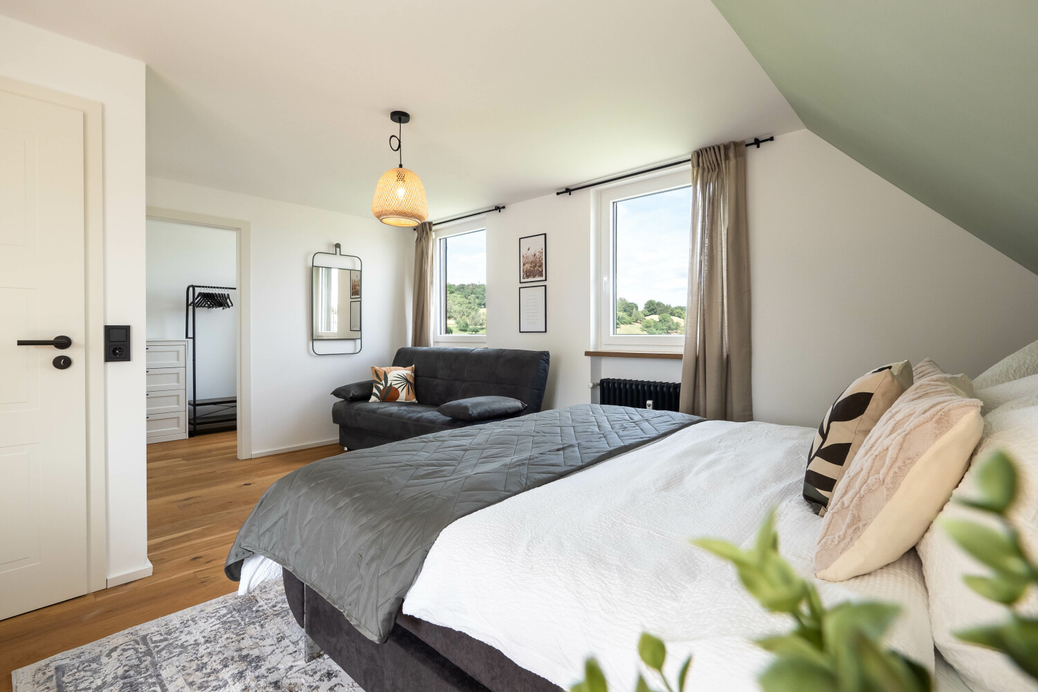 Schlafzimmer 1 (2).jpg