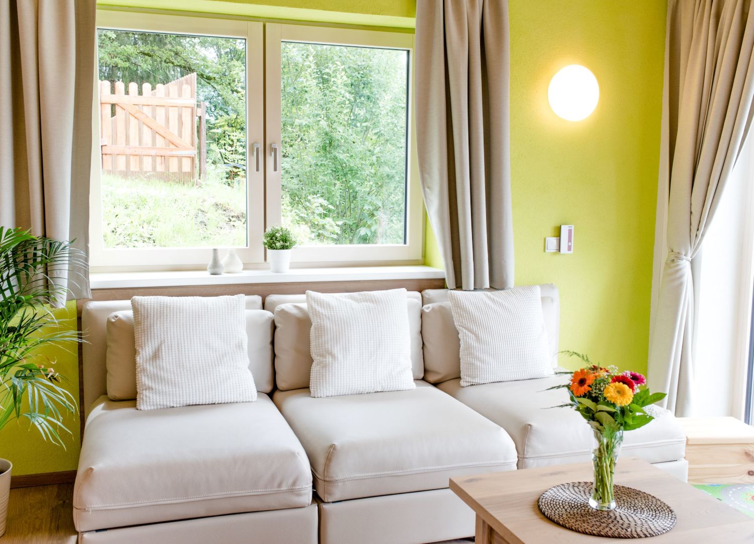 Couch im Bungalow Mountain View Wood Region Spital am Pyhrn Windischgarsten.jpg