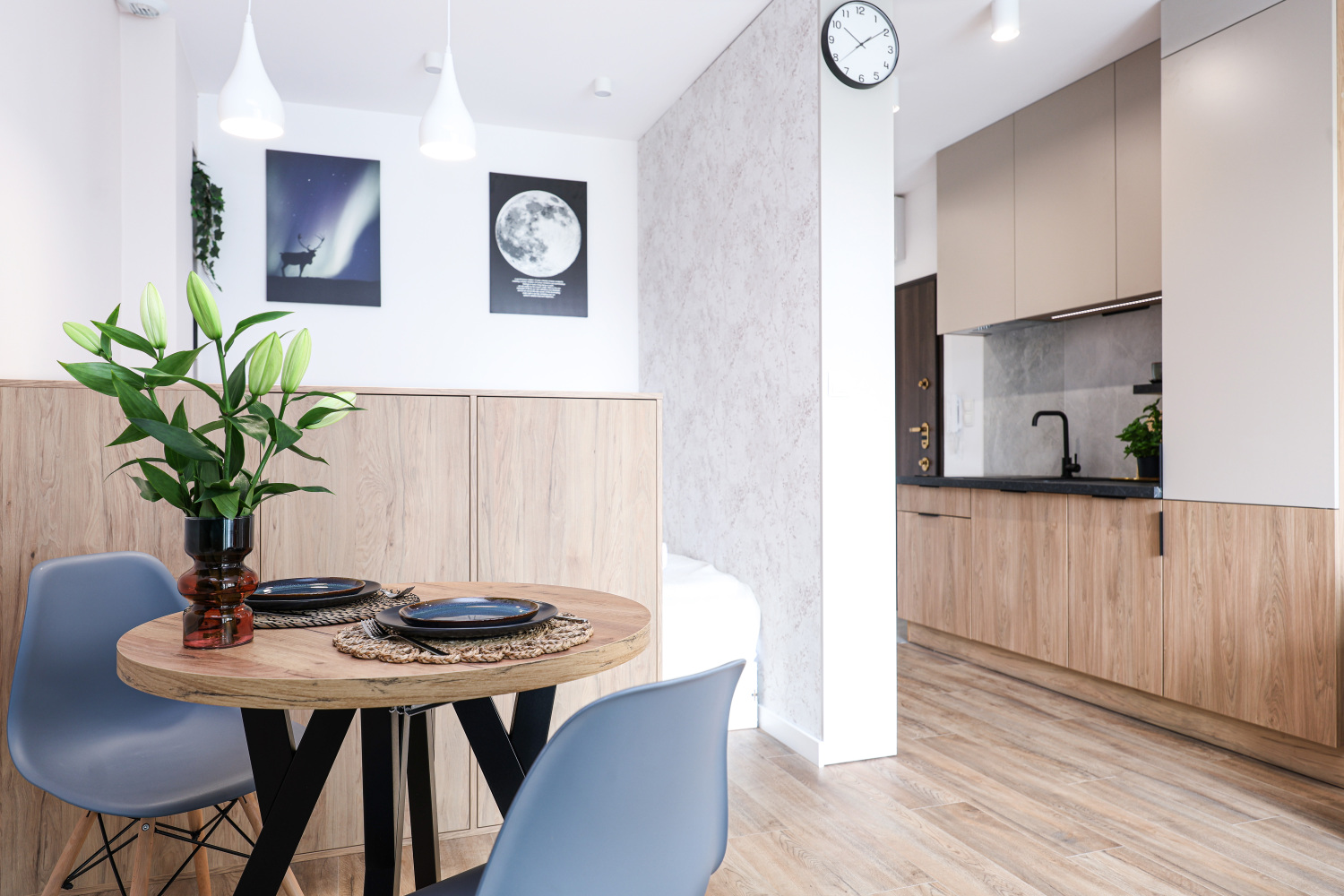 stół z widokiem na kuchnie.jpg