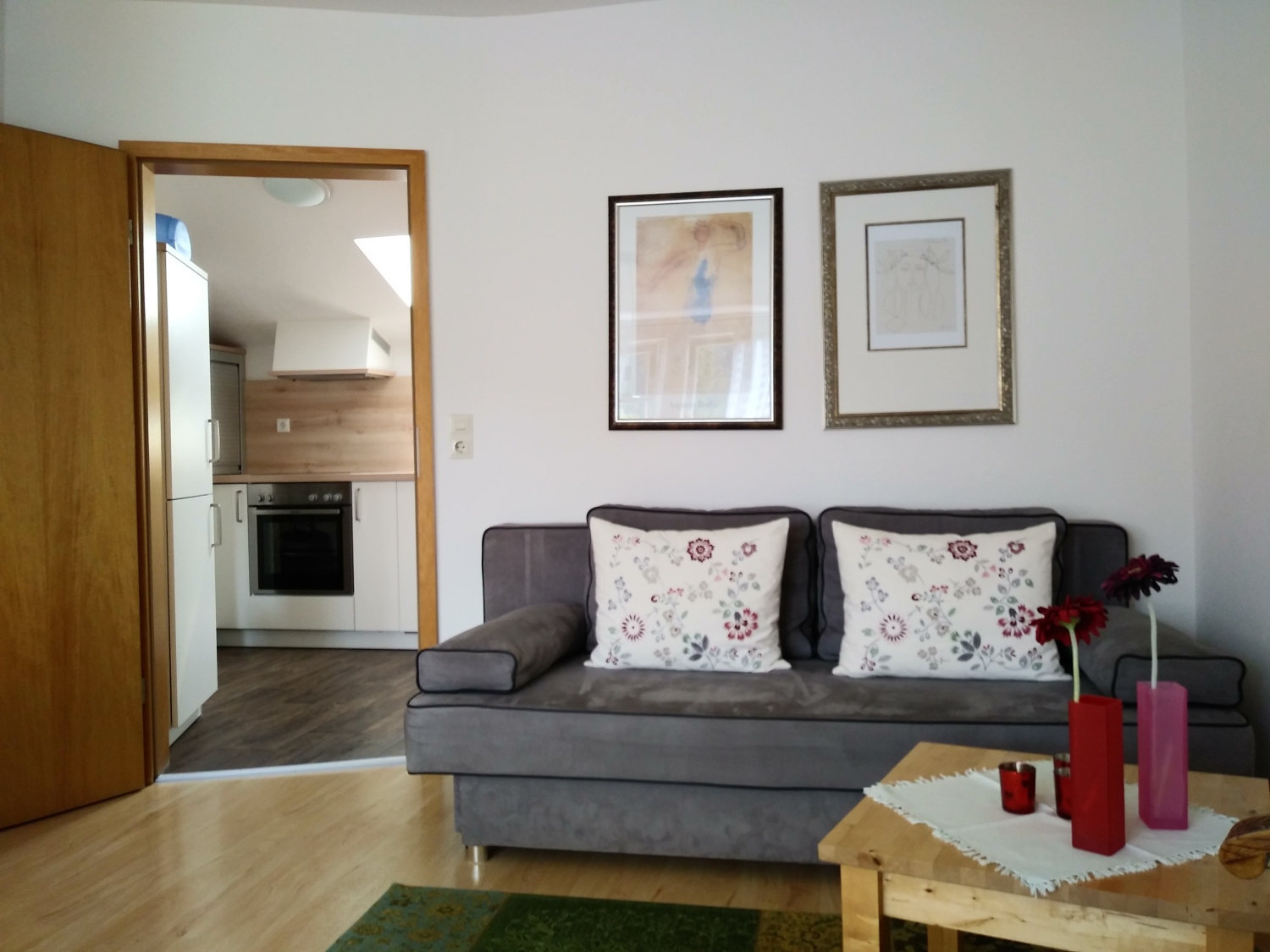 05_Wohnzimmer, Sitzecke und Blick in die Küche.jpg