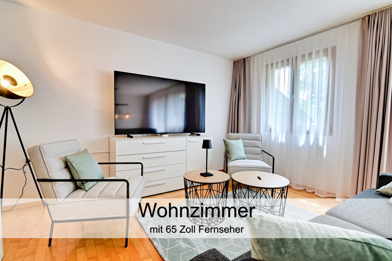 Wohnzimmer 2-1 mit Weissabgleich mit Text 2.jpg