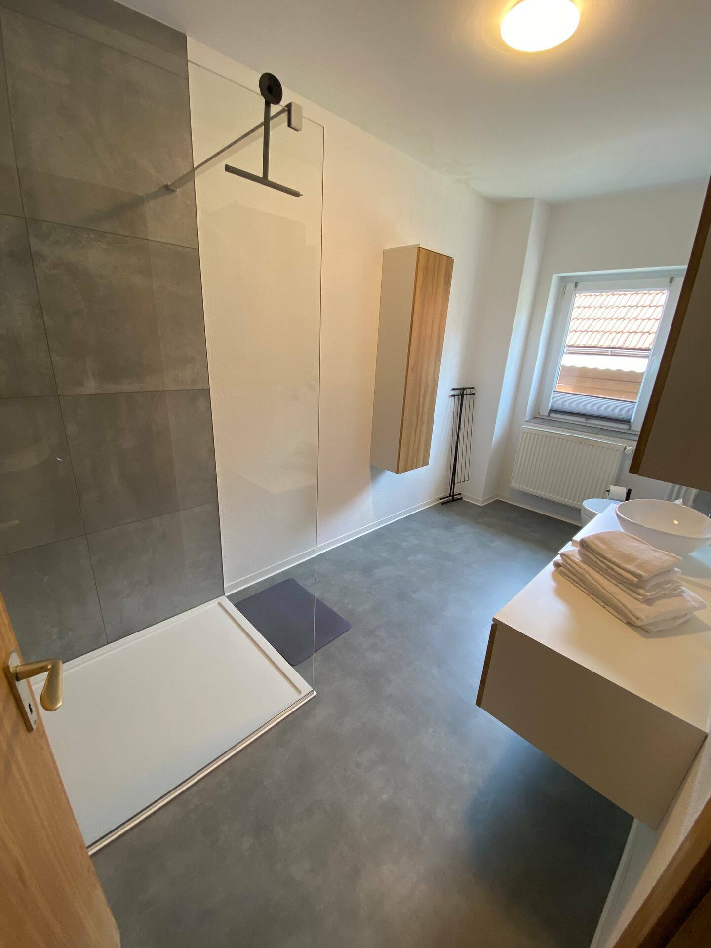 modernes frisch renoviertes Badezimmer2.jpeg