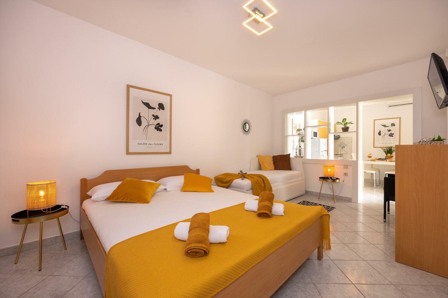 3_a21_bedroom1_2a - tiny800kb.jpg