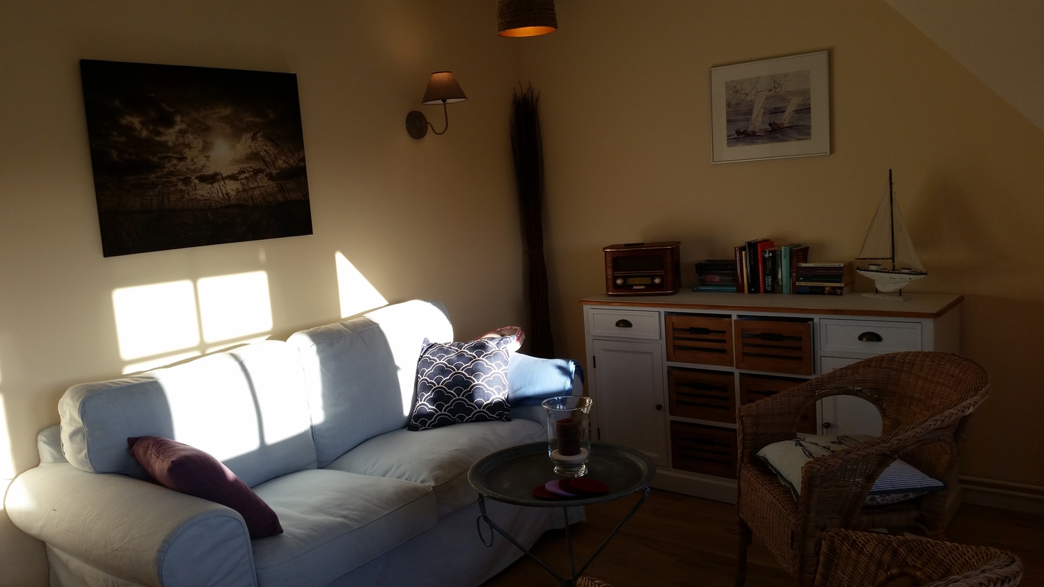 Fewo Ruden Wohnzimmer, vom Sofa aus mit Panoramablick.jpg