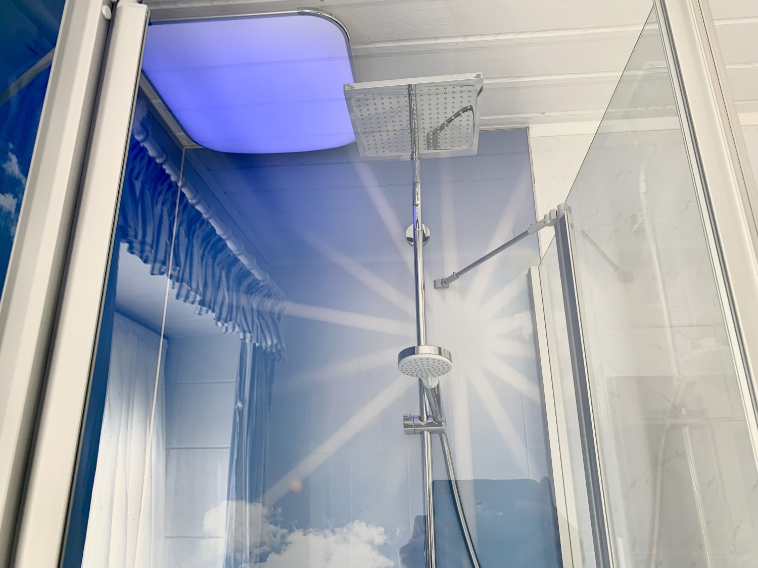 Haus Aquamarin-Urlaub-Buesum-Ferienwohnung-Familienlagune-Nordsee-Rubin-Badezimmer-Regendusche.jpeg