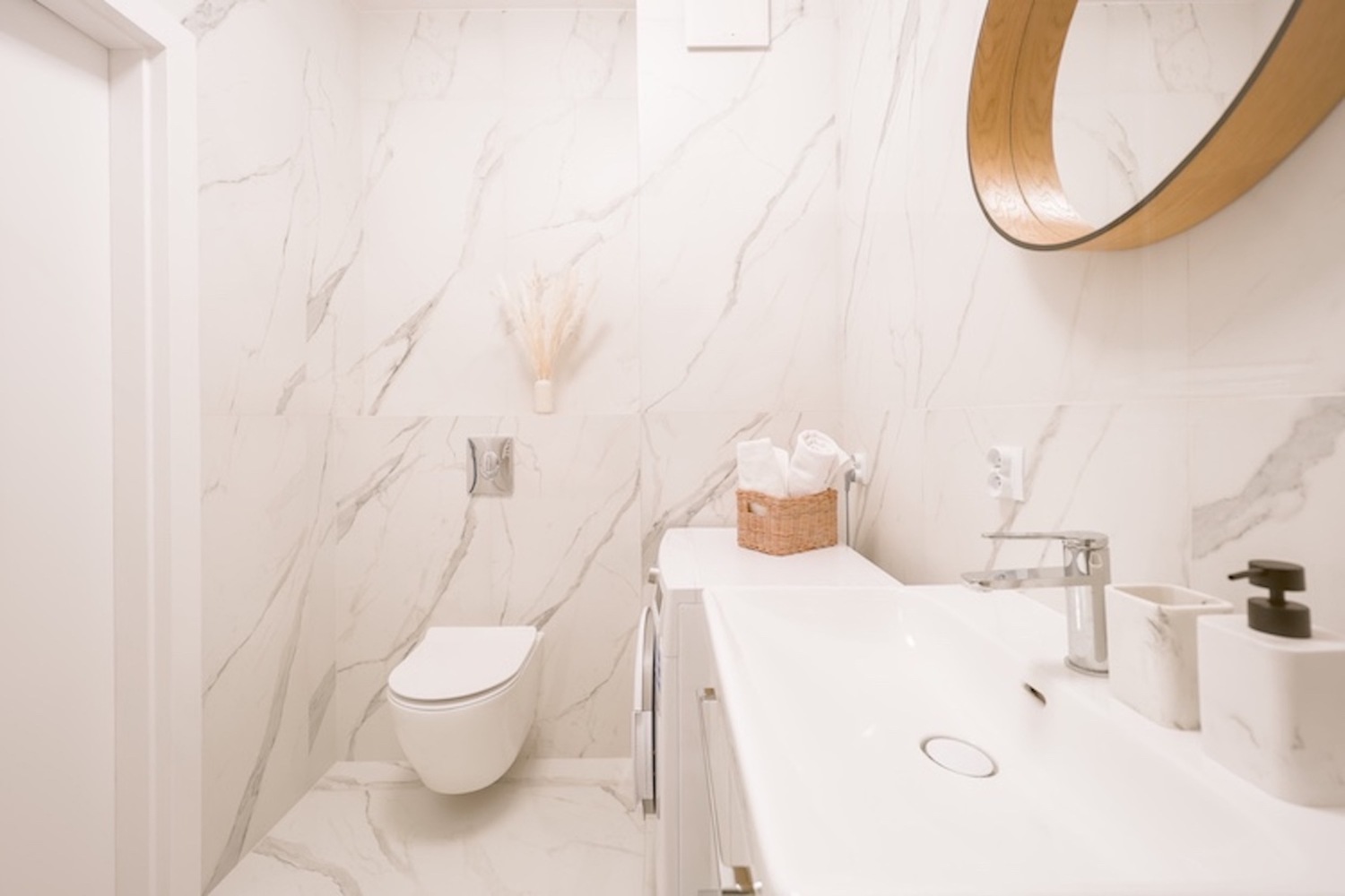 przestronna łazienka w mieszkaniu dla 6 osob obok atlas Areny.jpg