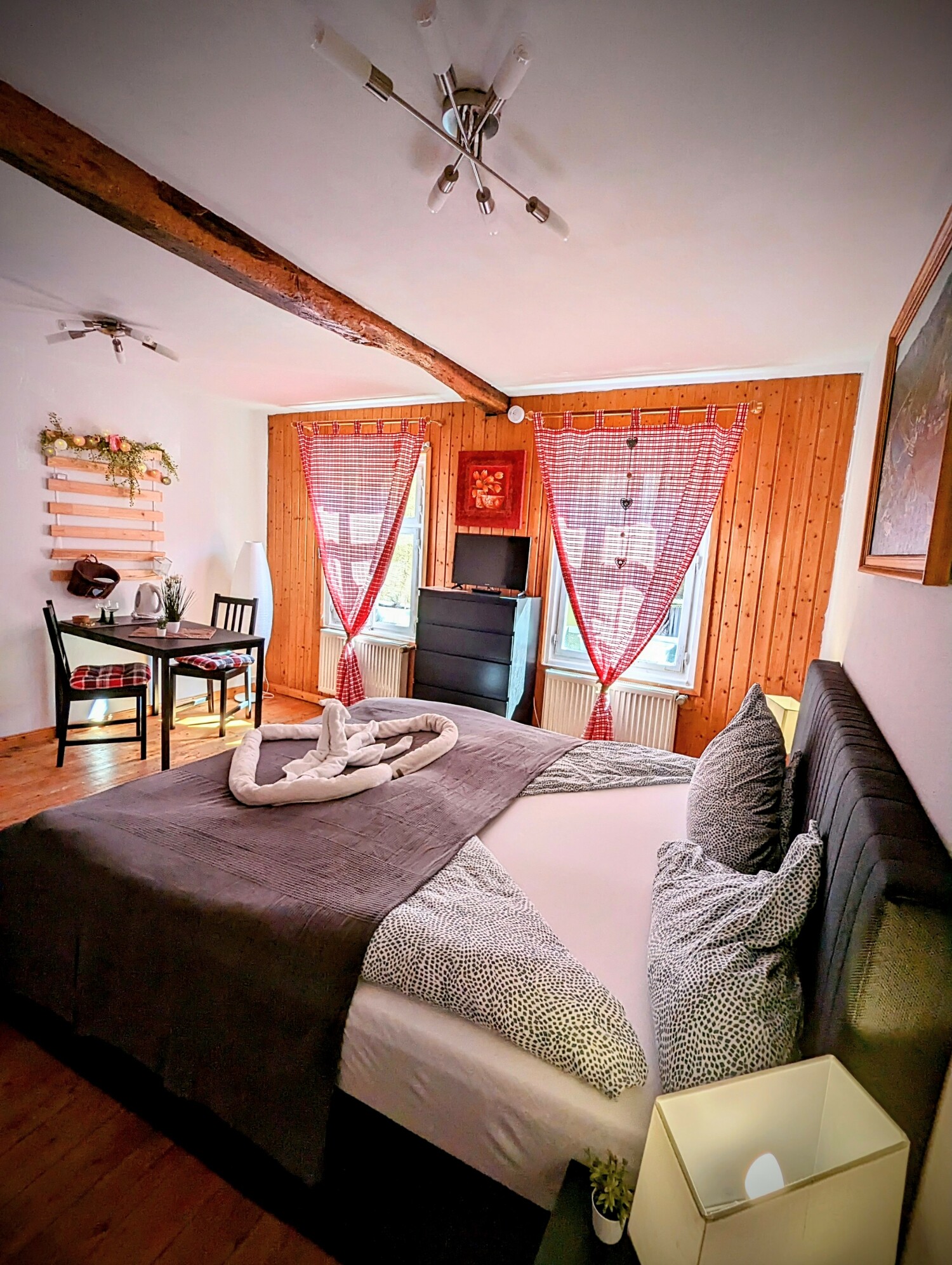 ZI 2 Bett Fenster.jpg