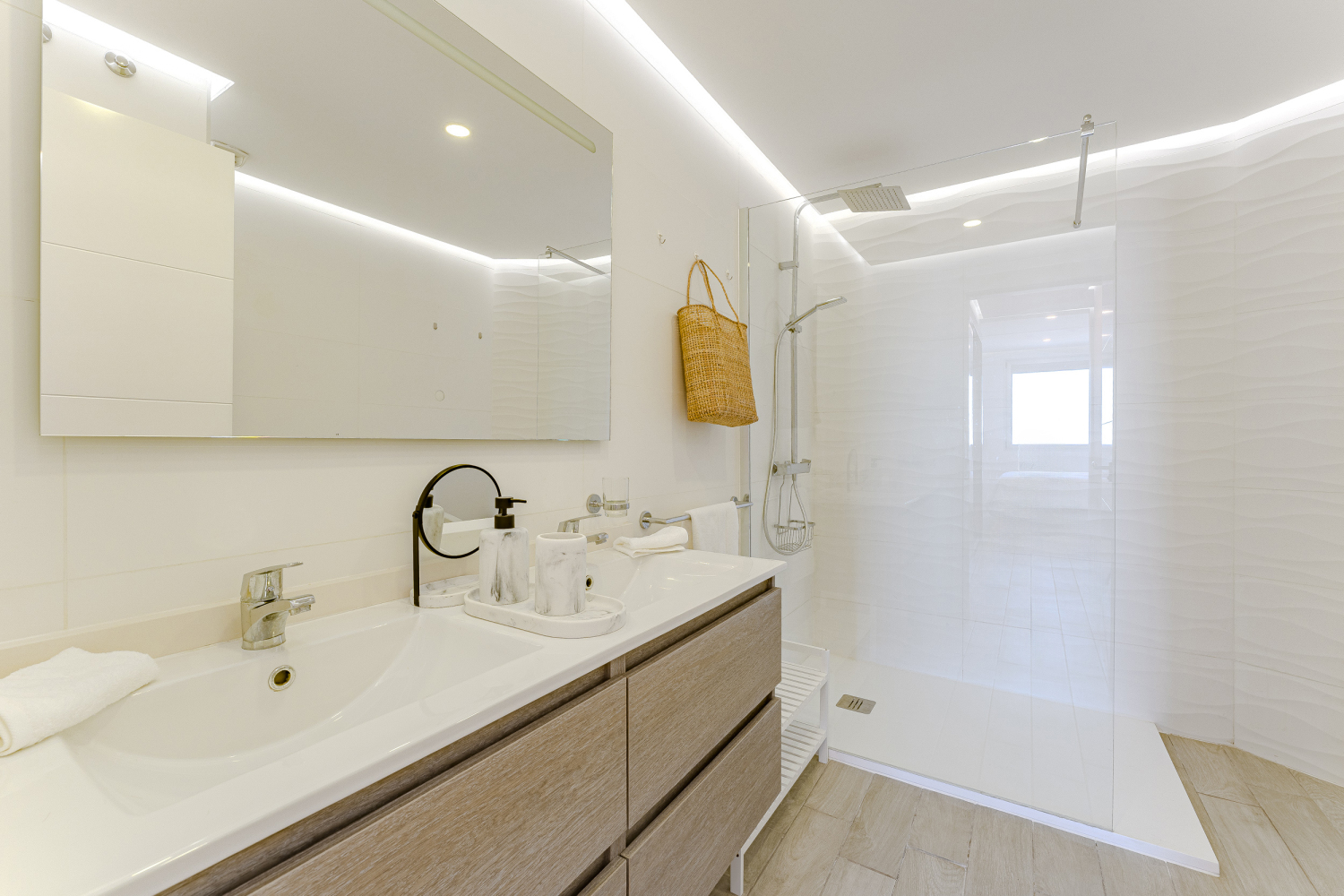 610 Master bathroom.jpg