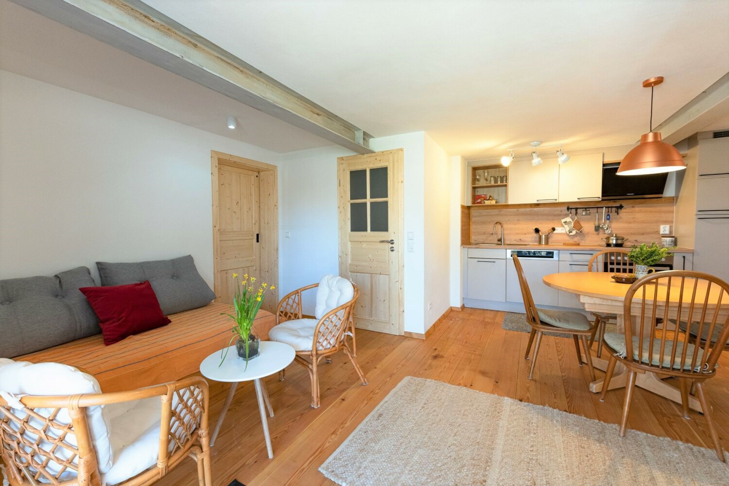 Gästehaus Großhöchberg_Liesel`s Liegewiese_Wohn- & Essbereich1.jpg