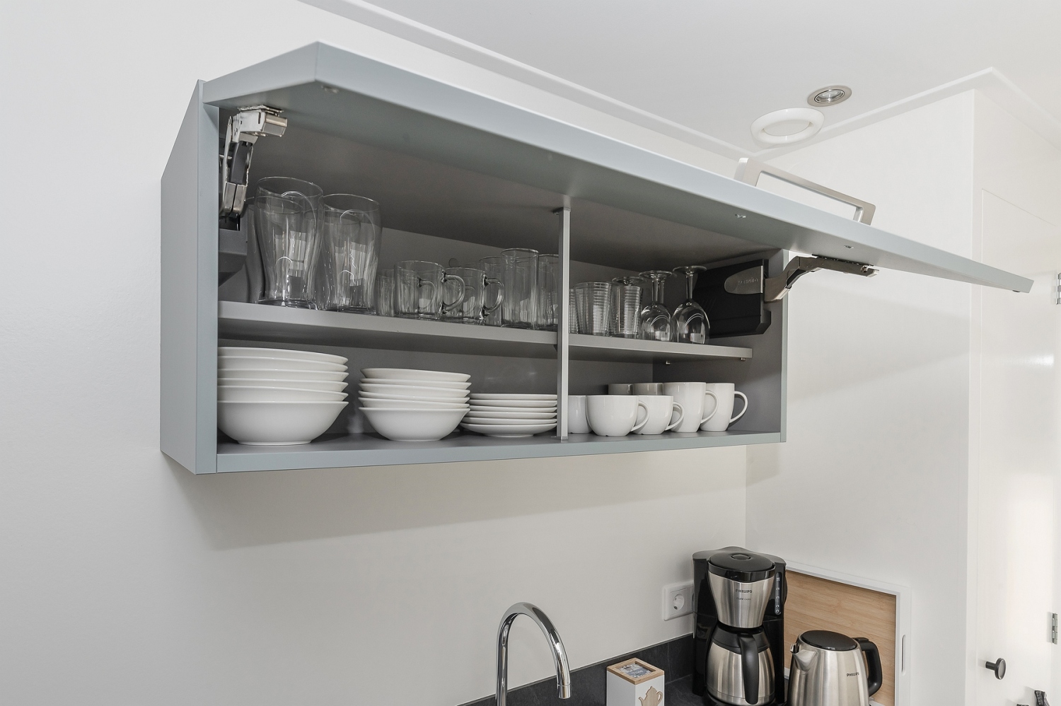 Servieskast Vakantiehuis 2bijZee.JPG