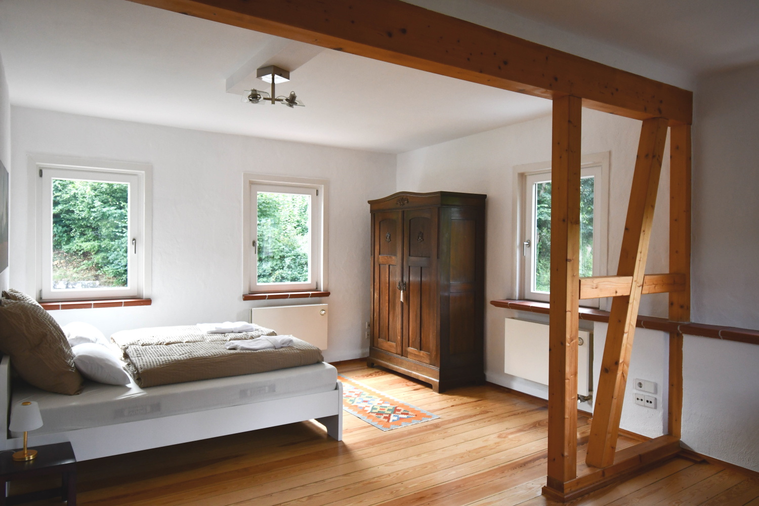 Schlafzimmer 1. OG (2).jpg