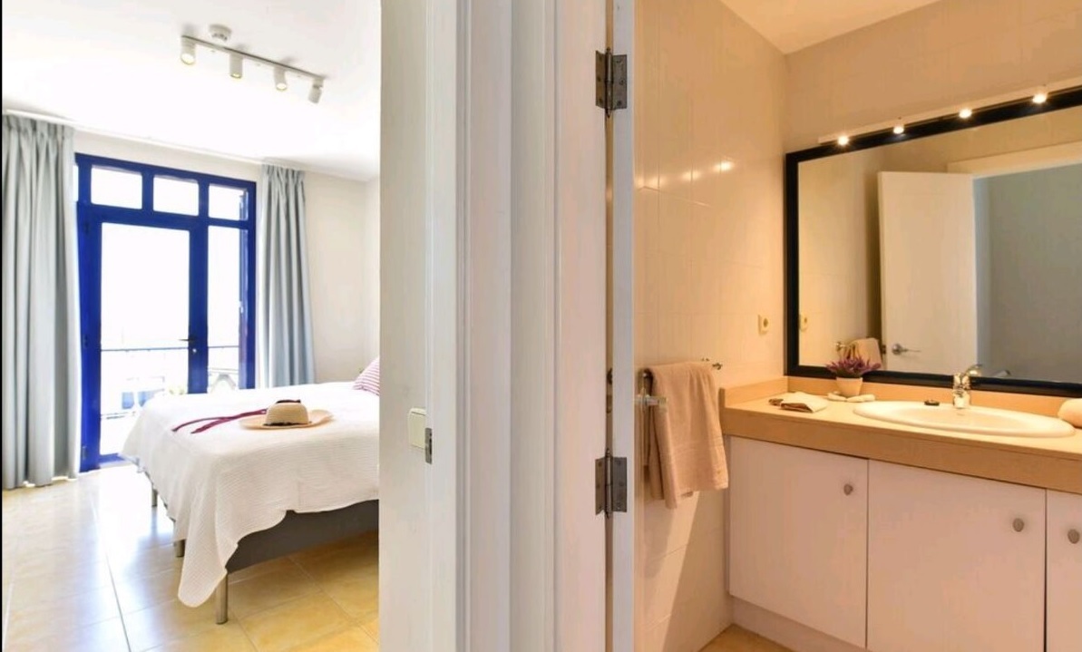 18-09-11 128 Blick ins Bad und in den Master Bed Room.jpg