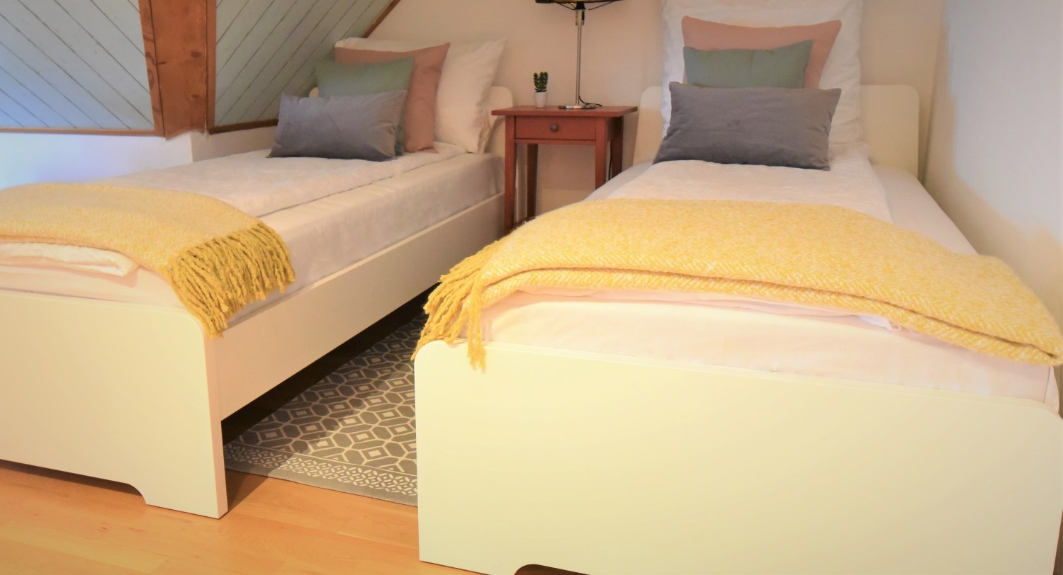 Bedroom Single beds (3).JPG