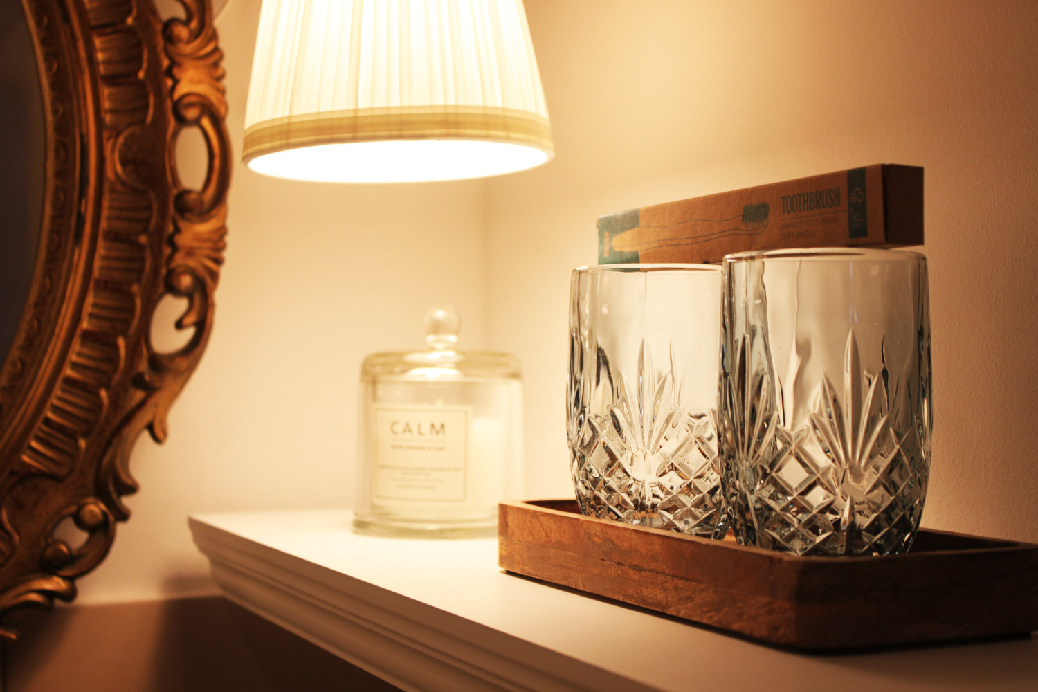 Zahnbürsten mit Gläser.JPG