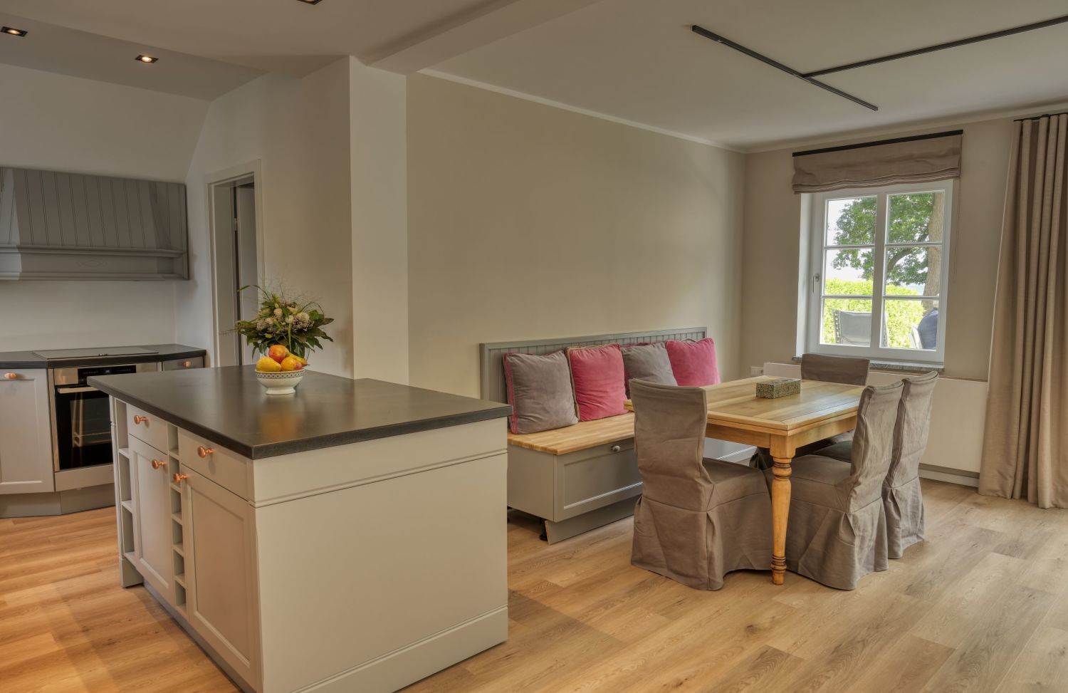 EG Küche Esstisch Ausblick 7MB.jpeg