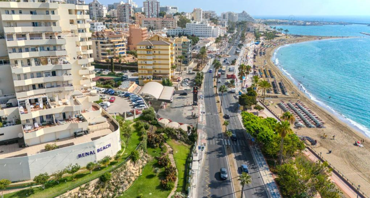 fachada Benalbeach y playa.png