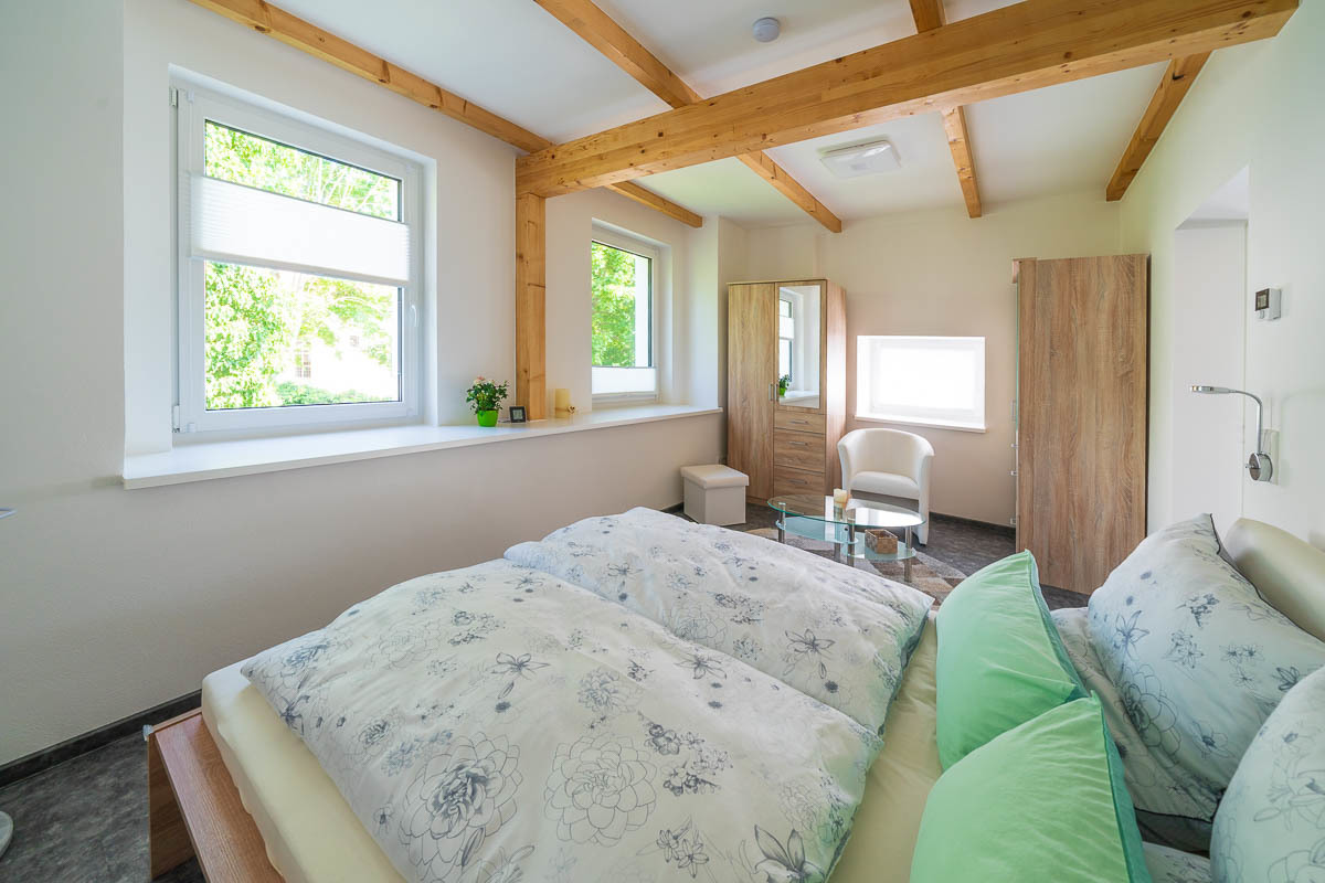 (2) Schlafzimmer, Blick zum Fenster.jpg