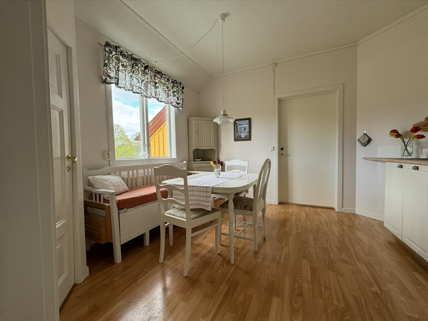 Animskogs Kyrkskola Apartment Björk - Küche überrsicht.png