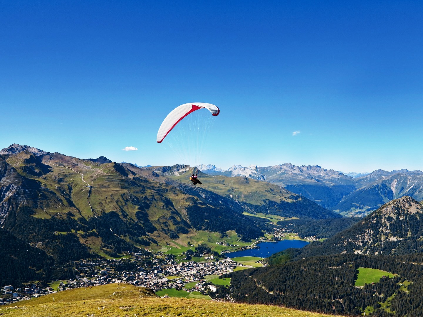 Gleitschirm_Starplatz in Richtung Davosersee_Brämabüel_Sommer©MartinHeckmeier.jpg