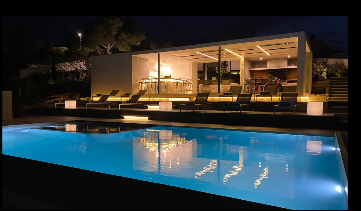 Chiringuito at night.png