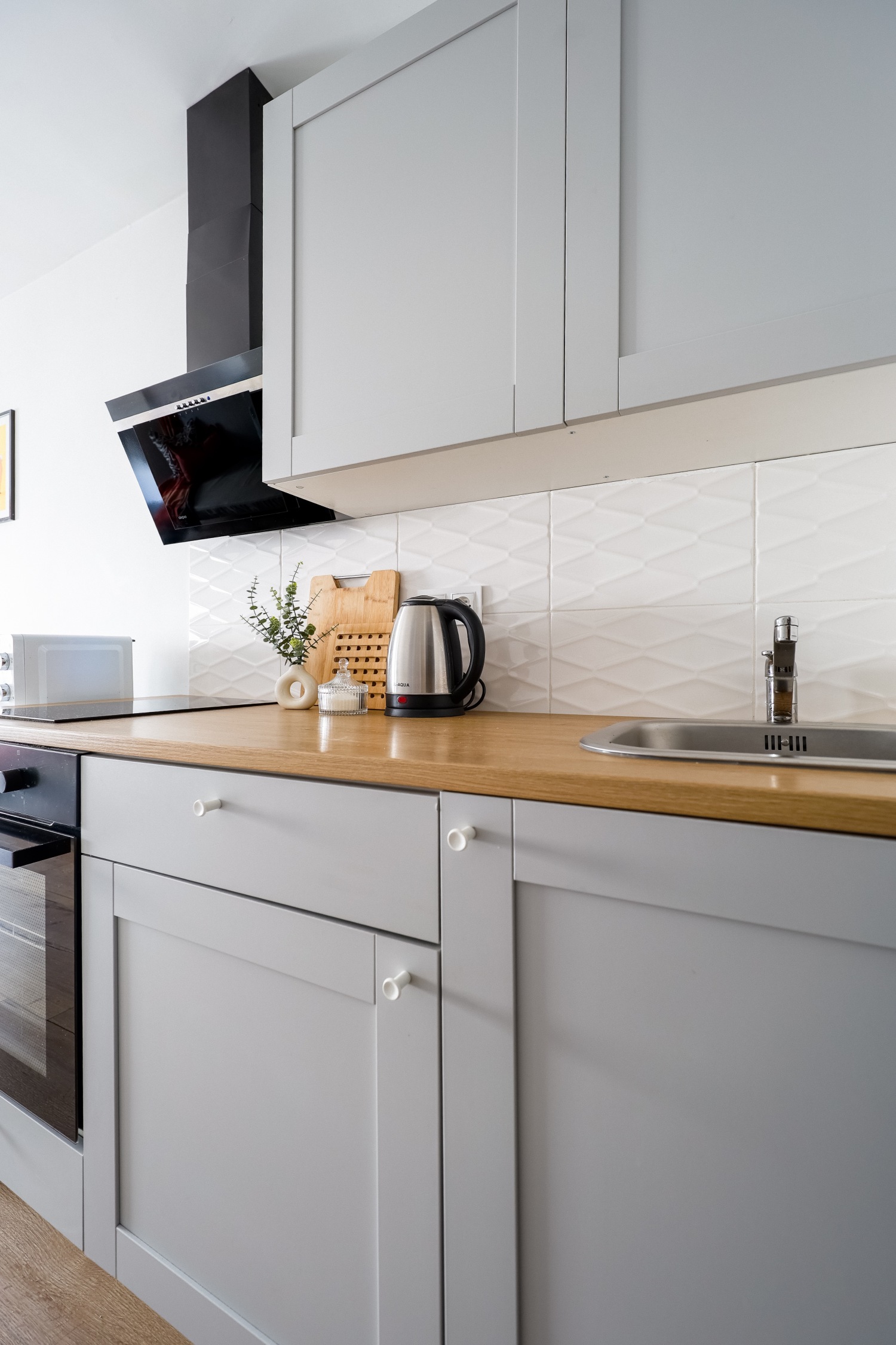 kuchnia w mieszkaniu w centrum Łodzi airbnb booking.jpg