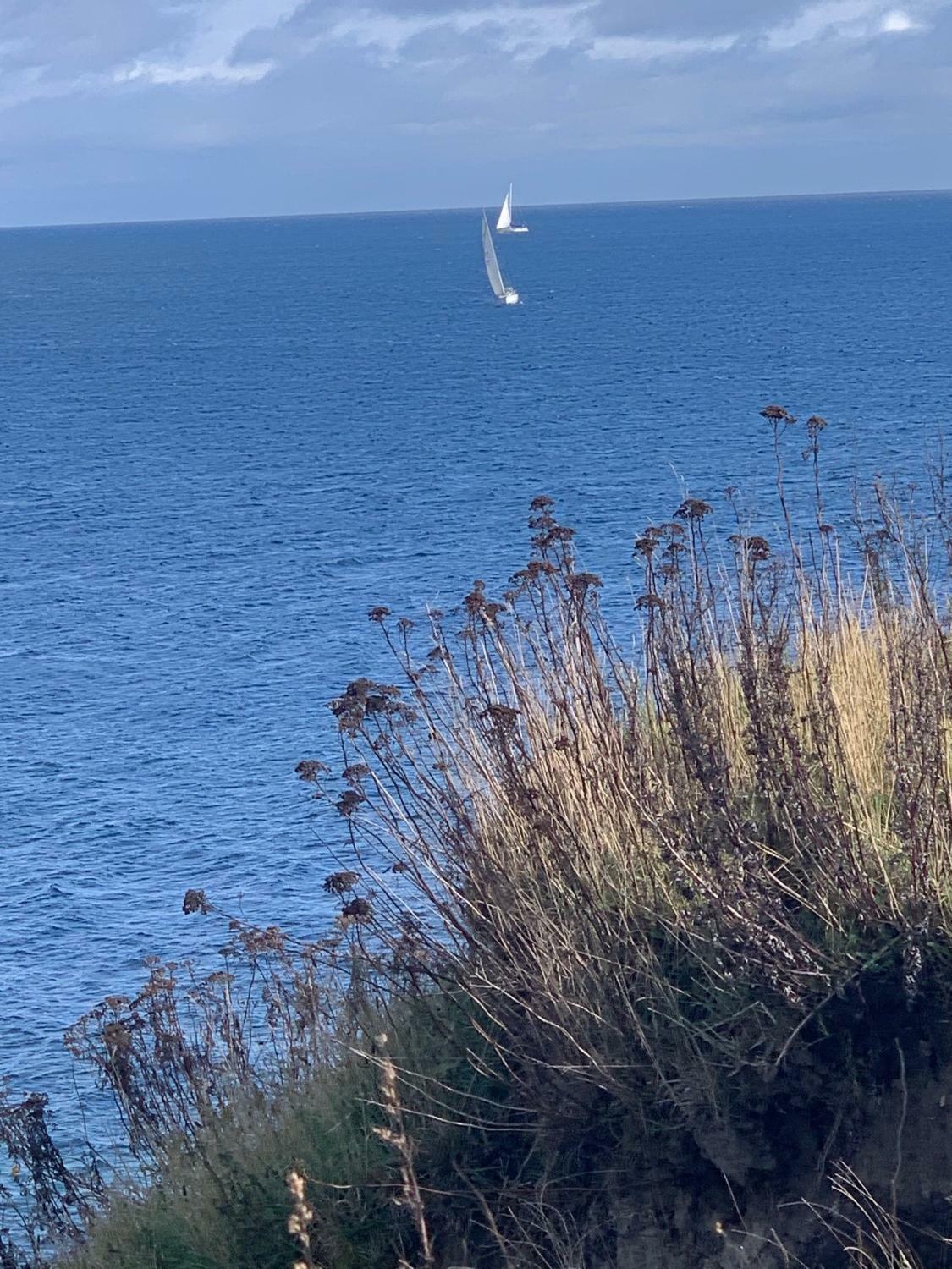 Steilküste mit Segelboote.JPG