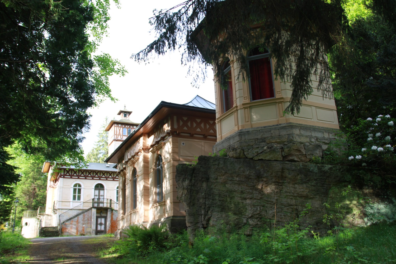 a04 Jagdschloss, Ferienhaus und der Pavillon auf dem Fels.jpg