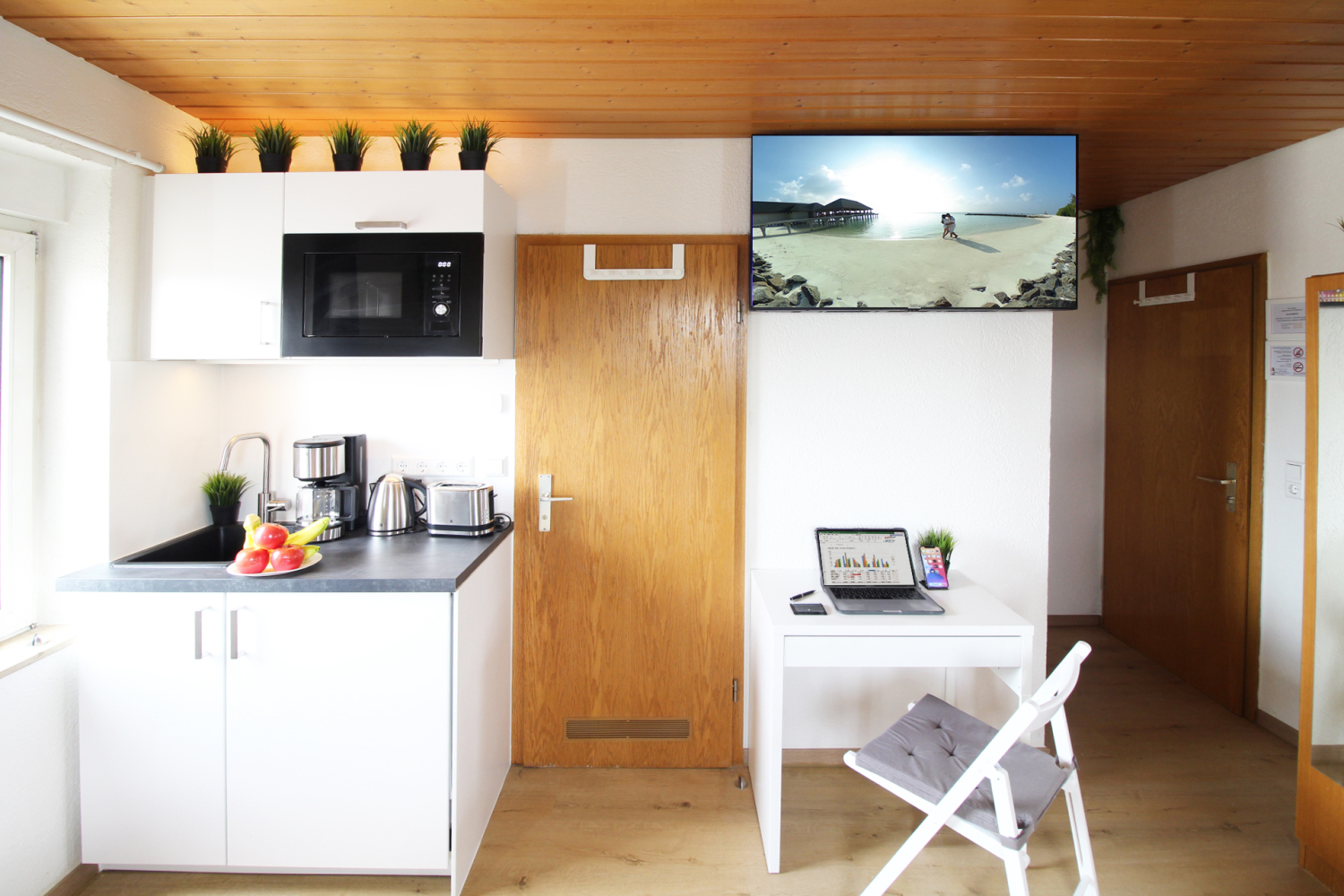 2025-05-26 - 403 - kitchen n desk_b.jpg