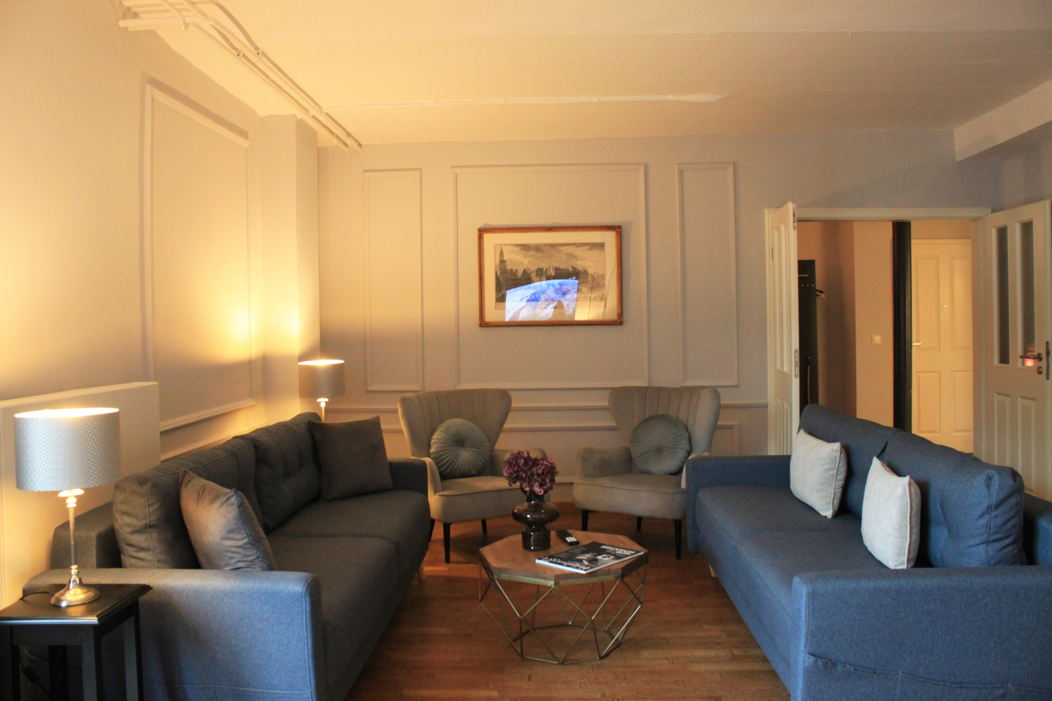 Wohnzimmer mit zwei Schlafsofas.jpg