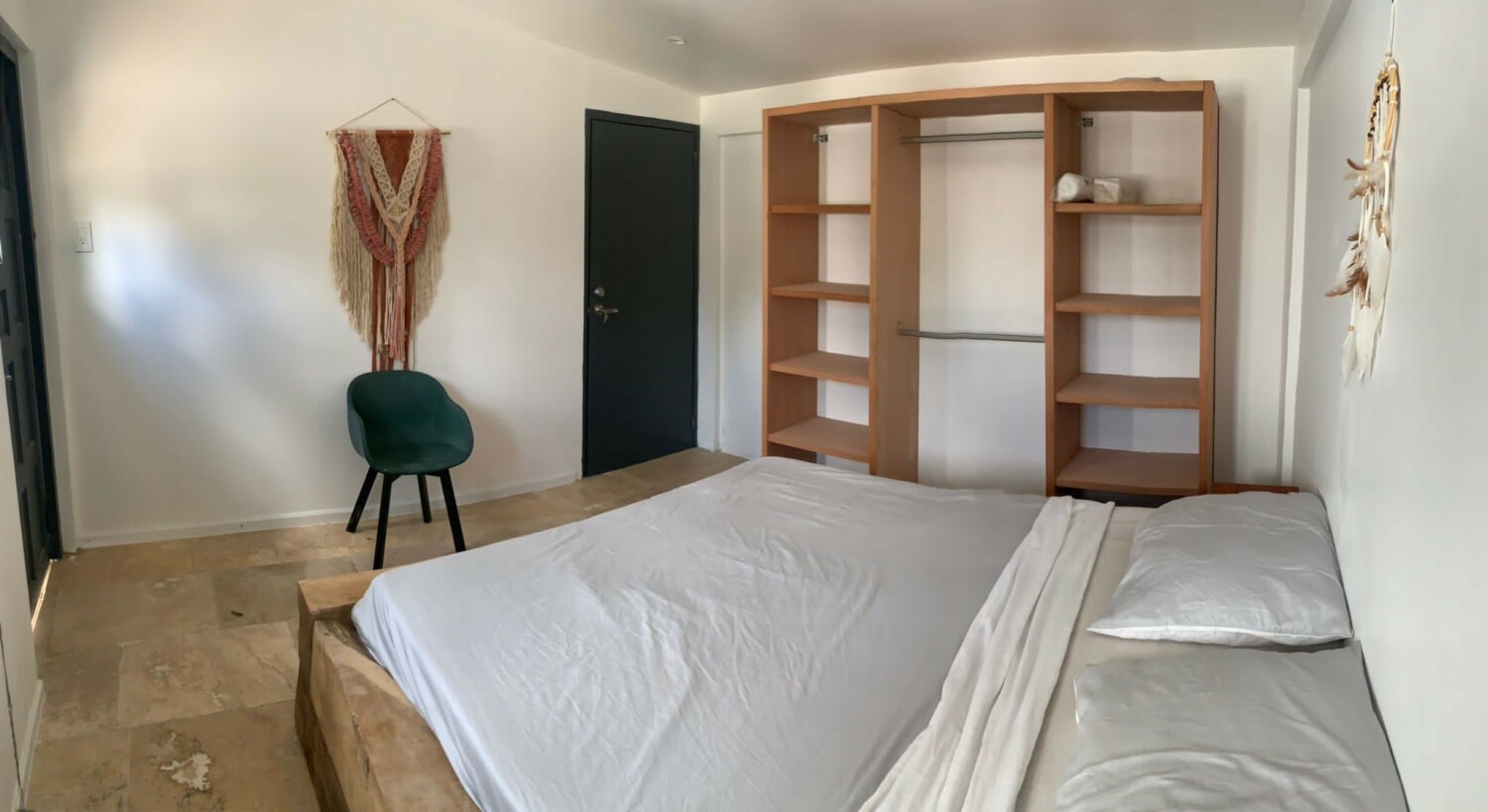 BG slaapkamer achterzijde bij oprit met gedeelde badkamer andere hoek.jpg