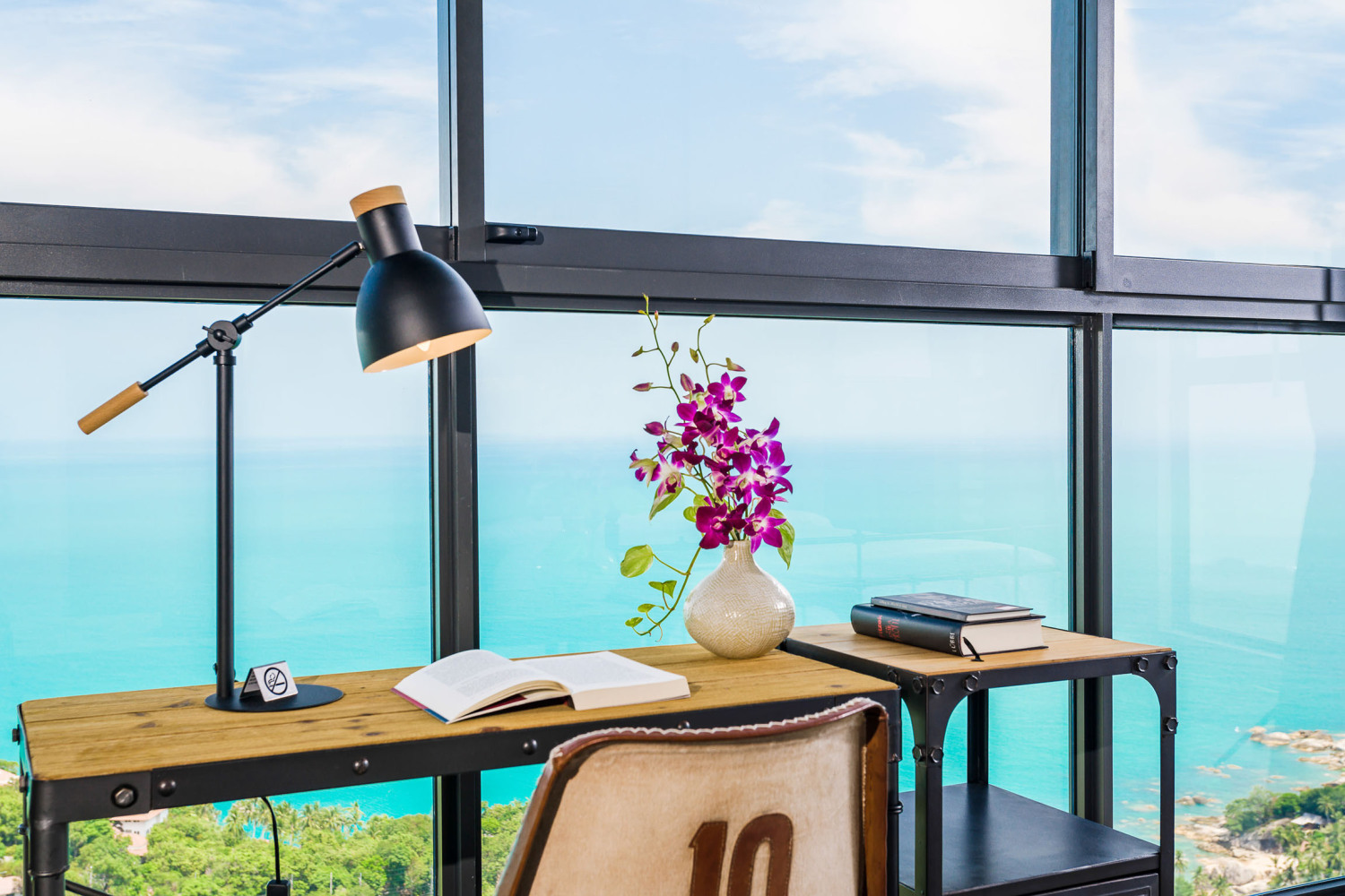 SL - 10 - Desk with sea view.jpg