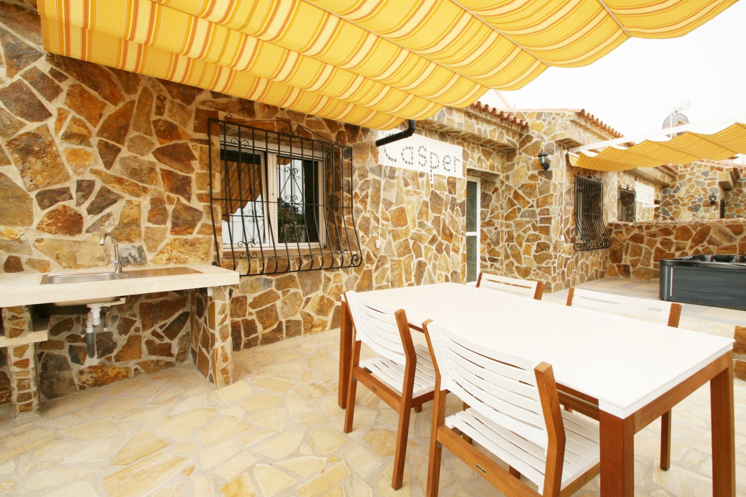 Casper-Außengrill  unterfahrbar.JPG