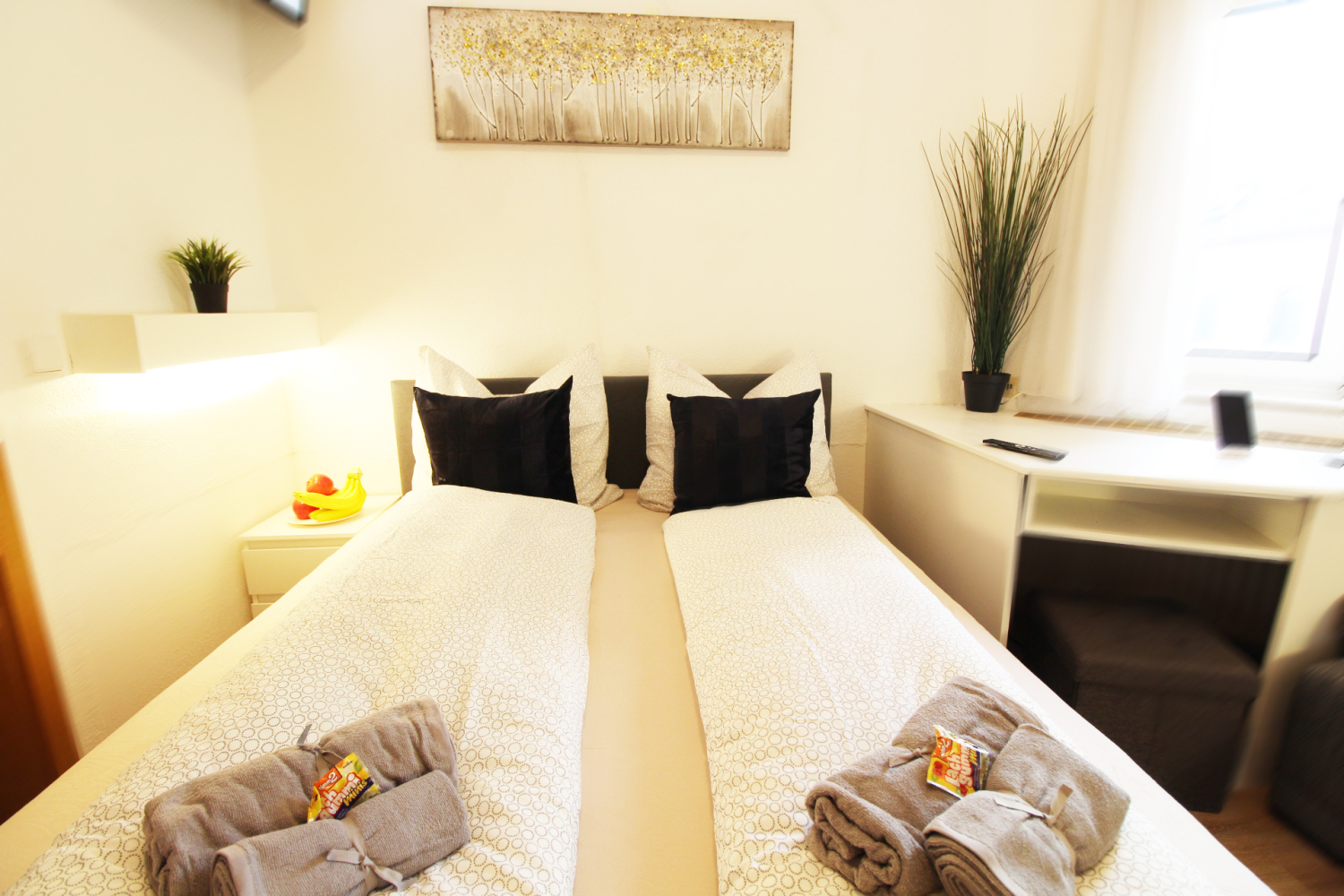 2022-10-26 - 106 - bed front_b.jpg