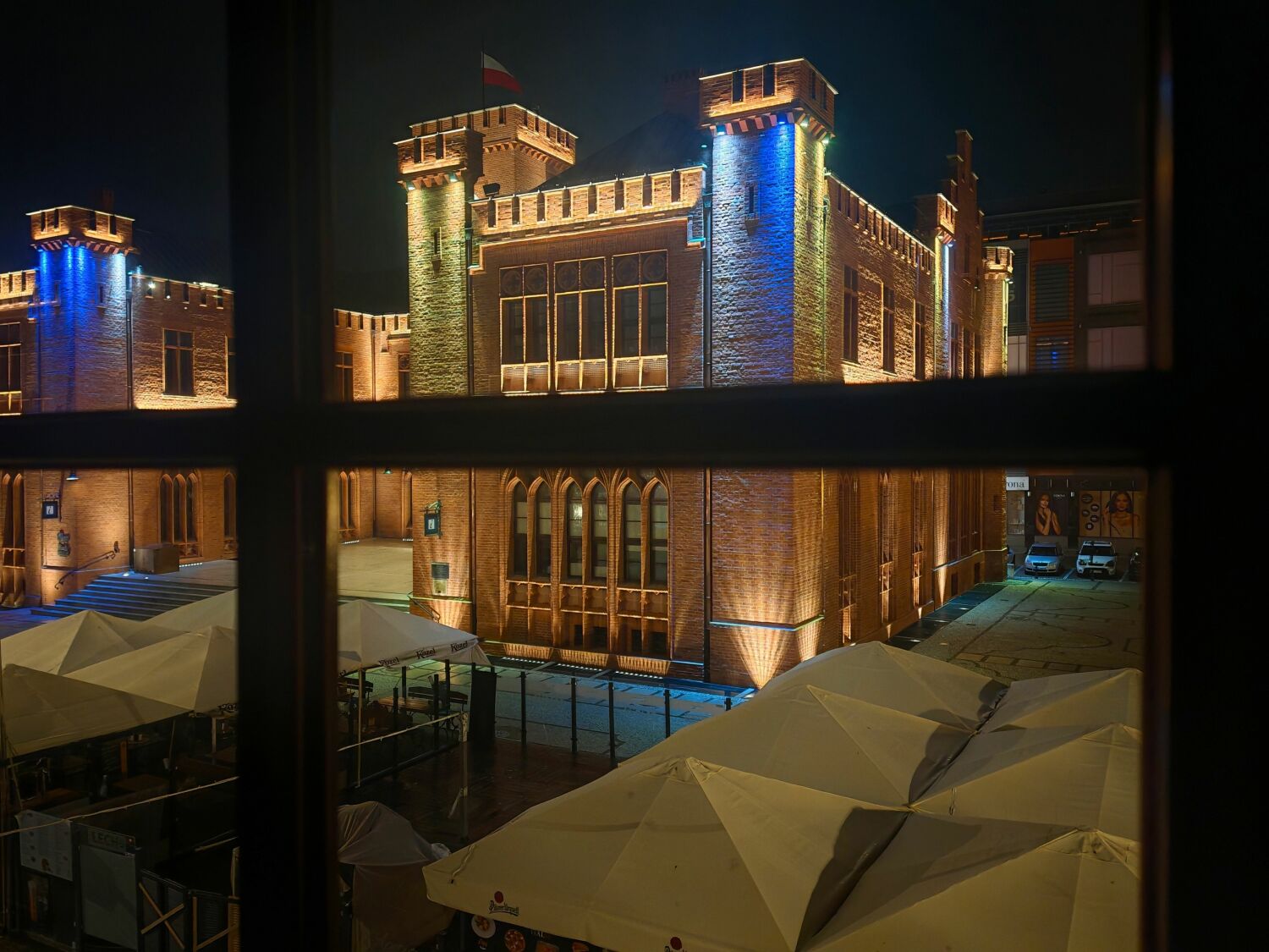 Tytułowa - ratusz nocą.jpg