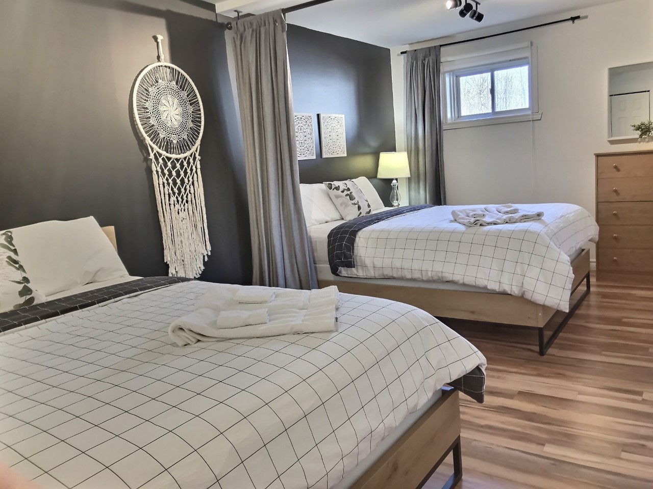 26; Chambre # 3 sous-sol (2 lits queen).jpg