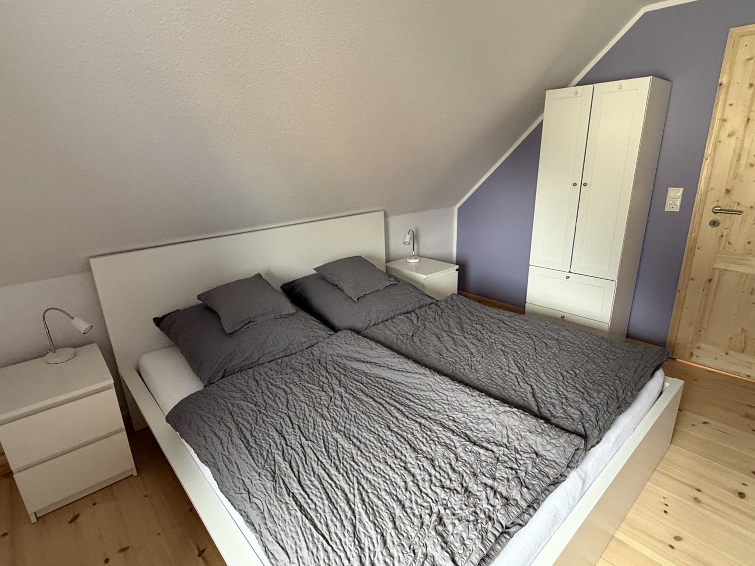 Schlafzimmer lila 2.JPG